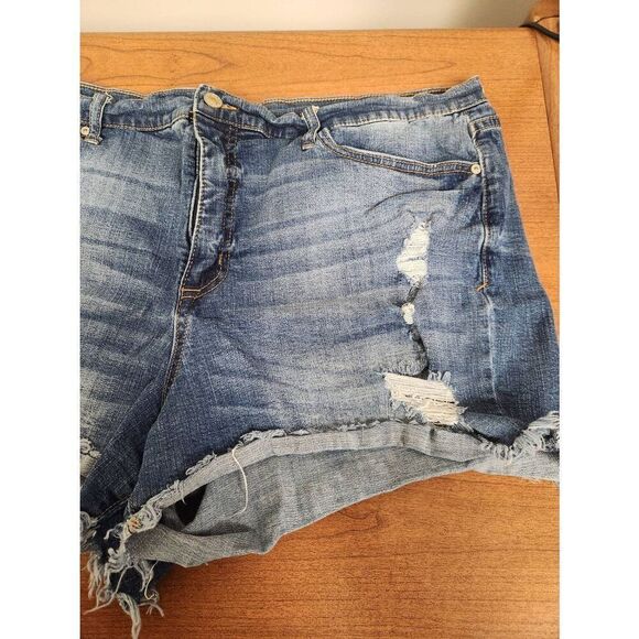 💕Scoop 20 blue denim shorts. Measures approx 38 waist, 3 inseam and 13 rise - Picture 2 of 5